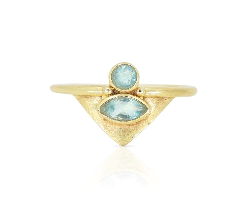 Close up of the Toni May The Nile Apatite Gold Ring
