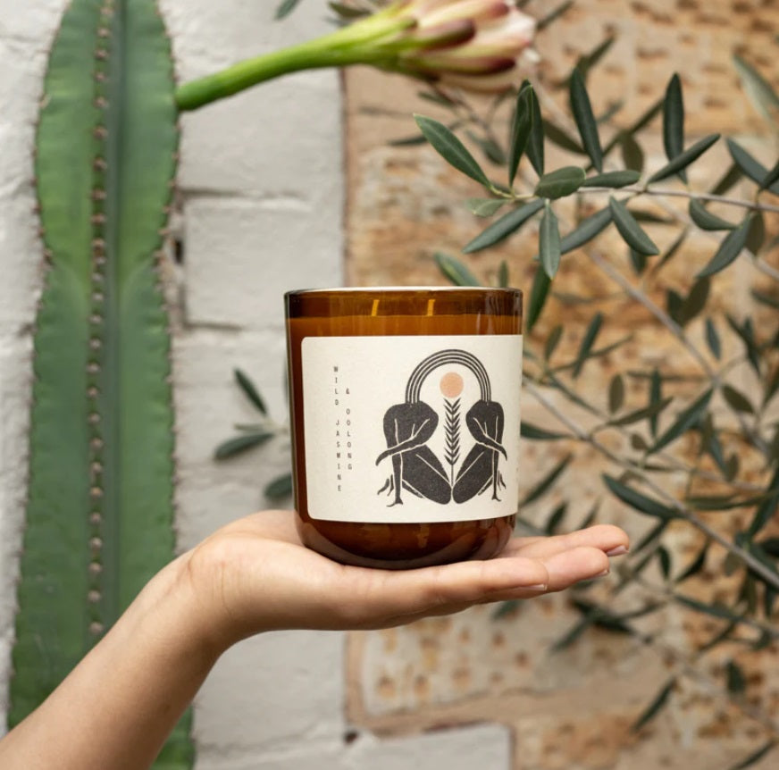Person holding the Etikette Soul Sisters Candle - Wild Jasmine & Oolong